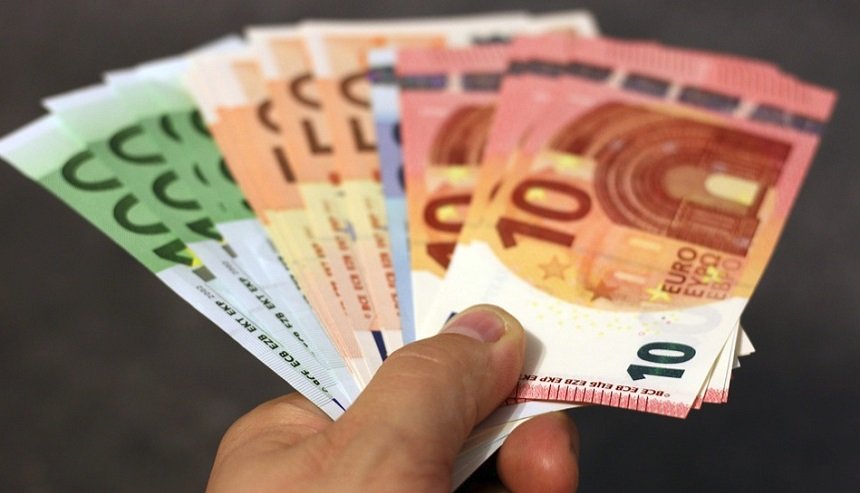 CURS VALUTAR. Euro a ajuns la cel mai scăzut nivel din ultimele trei luni