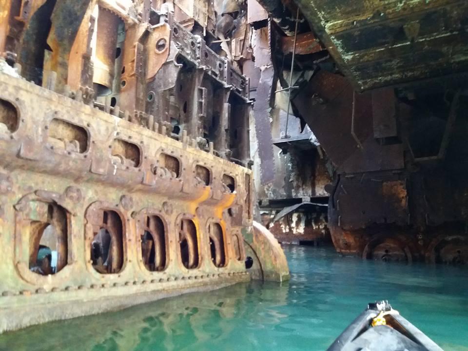 Un tânăr a intrat cu o barca și a filmat interiorul celebrei epave din Costinești. Ce a găsit înăuntrul navei - VIDEO 565305