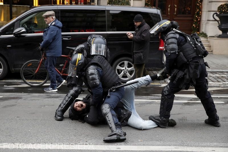 Cum au ripostat jandarmii francezi în fața protestatarilor. GALERIE FOTO