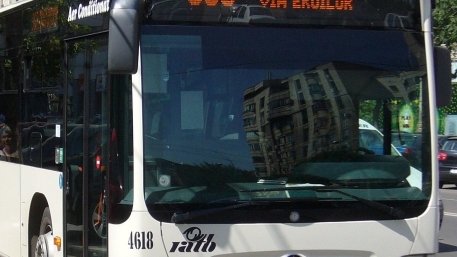 Incident grav în Ploiești. Două cauciucuri ale unui autobuz au explodat în mers. Un pasager a ajuns la spital
