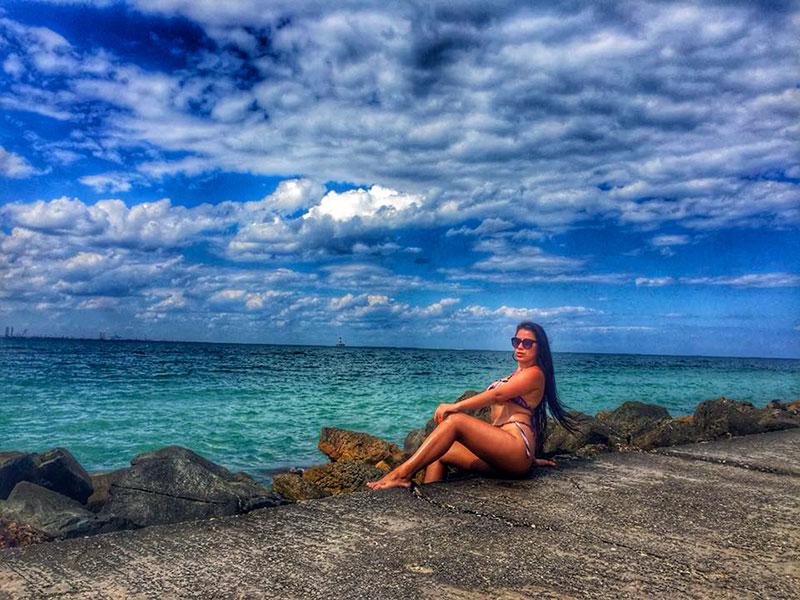  "Numele meu este Andreea, am 21 de ani și am fost agresată de o vedetă de televiziune din România. A vrut să-mi dea cămașa jos, să mă sărute. Mi-a luat mâna ca să mi-o pună în zona lui intimă" 565498