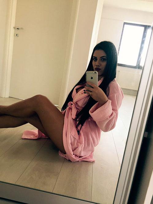  "Numele meu este Andreea, am 21 de ani și am fost agresată de o vedetă de televiziune din România. A vrut să-mi dea cămașa jos, să mă sărute. Mi-a luat mâna ca să mi-o pună în zona lui intimă" 565505