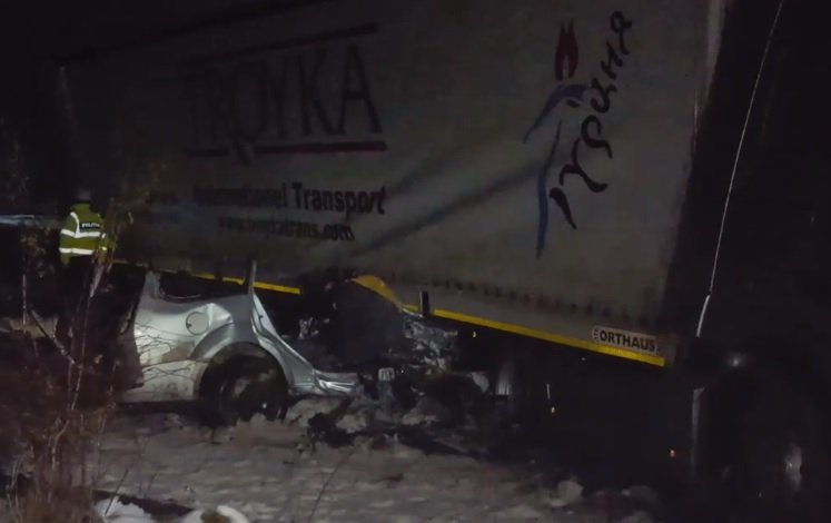 Accident cumplit în Suceava. Cinci tineri au murit pe loc, după ce mașina lor a intrat sub un TIR