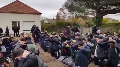 Imagini șocante! Liceenii francezi, umiliți de jandarmi. Stau în genunchi și încătușați