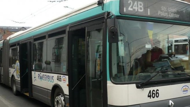 Situație scandaloasă la Cluj! Șoferul unui autobuz a încuiat călătorii în mașină. „A refuzat să ne deschidă ușa și a început să ne facă în ciudă”