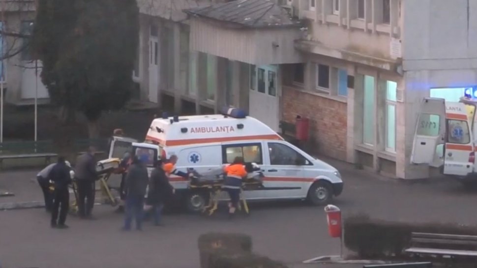 Tragedie în Argeș. Două persoane au murit, iar alte trei sunt în stare gravă după ce o mașină a intrat într-un TIR - VIDEO