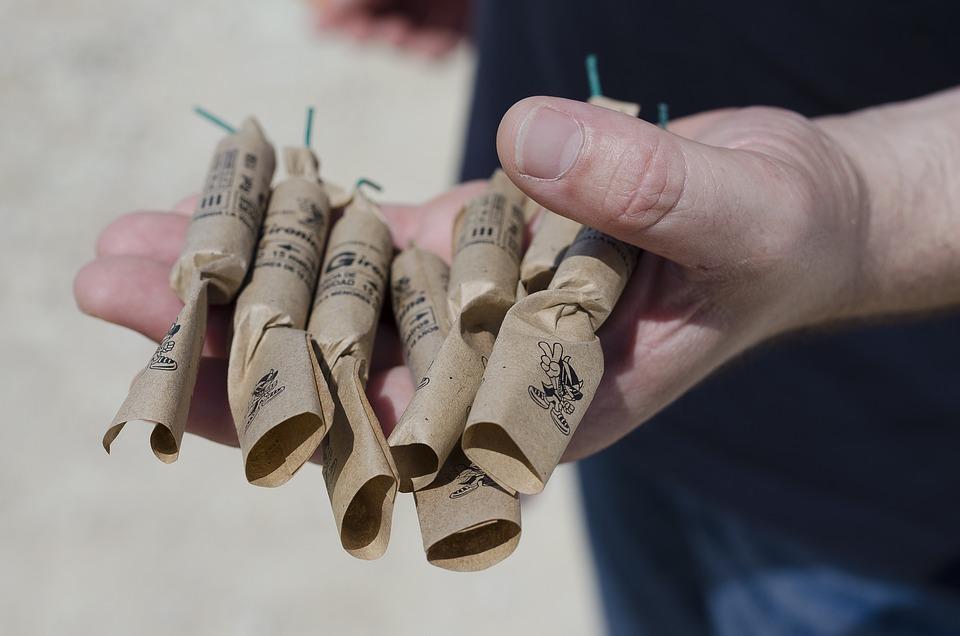 Cum să detonezi corect petarde, ca să eviți o tragedie în noaptea de Revelion 566022