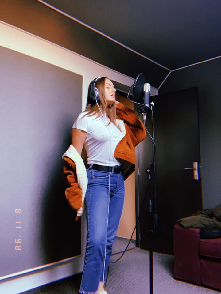 Alexandra Stan și-a făcut o fotografie în bucătărie. Când a văzut-o Iulia Albu, a încremenit. Cum era îmbrăcată de la jumătate în jos FOTO 566360