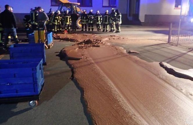 O stradă din Germania a fost „inundată” de un râu de ciocolată. Pompierii au oprit circulația