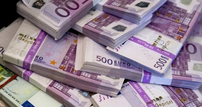 CURS VALUTAR. Euro a coborât spre pragul de 4,64 lei