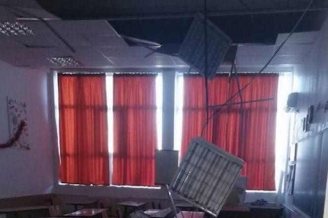 Tavan prăbușit peste elevii unui liceu din Buzău! „Am auzit cum se crăpa”