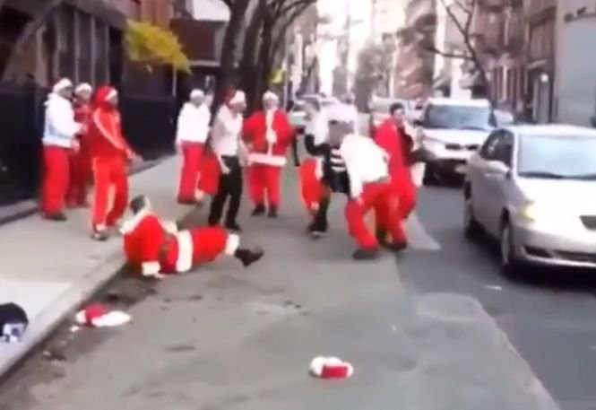 Bătaie între Moşi Crăciuni pe stradă! Bărbaţii şi-au împărţit pumni şi picioare în văzul tuturor - VIDEO