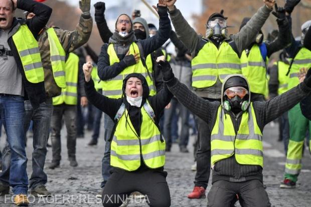 Klaus Iohannis își bate joc de protestele din Franța: „Avem şi noi veste galbene în maşini, dar le folosim doar în caz de accident”