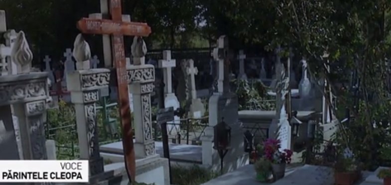 Un bărbat care dormea într-un cimitir din Huși a auzit zgomote ciudate venind dintr-un mormânt. S-a dus la preot și i-a spus, dar l-a crezut nebun. Cum zgomotele continuau, acesta a cerut iar ajutor. Înfiorător ce au găsit acolo (VIDEO)