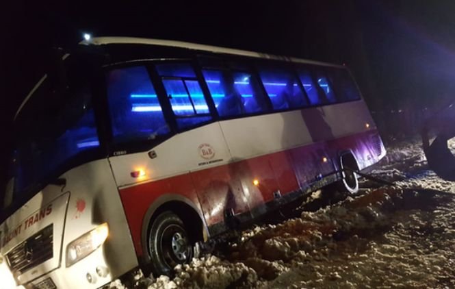Autocar răsturnat pe un drum din judeţul Olt. Zeci de oameni în pericol!