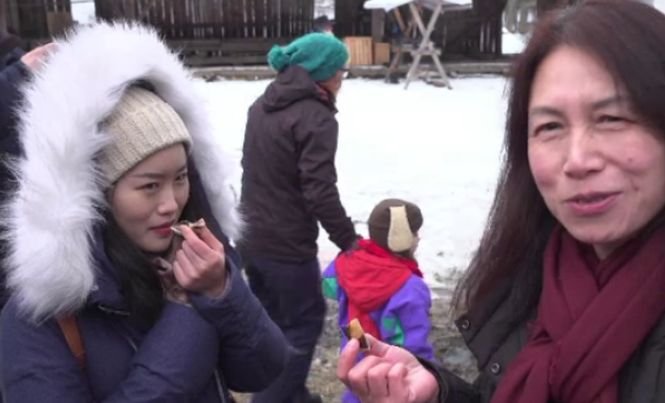 Cum a reacționat o turistă din China când a gustat o ureche de porc pârlită