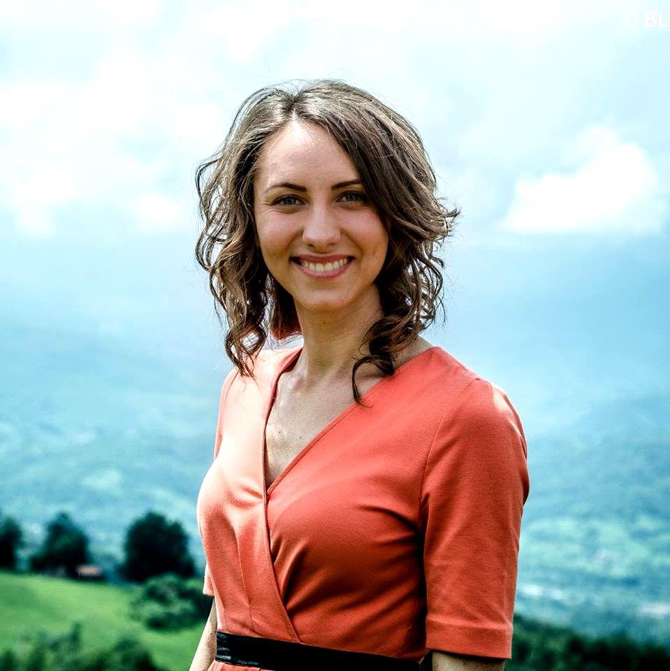 Ea este Ana, tânăra de 28 de ani, care a murit atunci când mergea la petrecerea copiilor. Poliţiştii s-au îngrozit când au văzut cine era alături de ea 567218