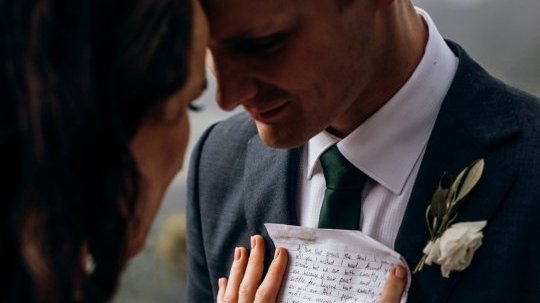 În urmă cu trei ani, a pus pe hârtie câteva cuvinte pentru viitorul soț, pe care încă nu îl cunoscuse. În ziua nunții, i-a citit scrisoarea. Bărbatul a izbucnit în lacrimi
