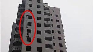 S-a aruncat cu parașuta de la etajul 14 al unui bloc, însă operațiunea a eșuat. Băiatul de 15 ani a murit în fața mamei sale