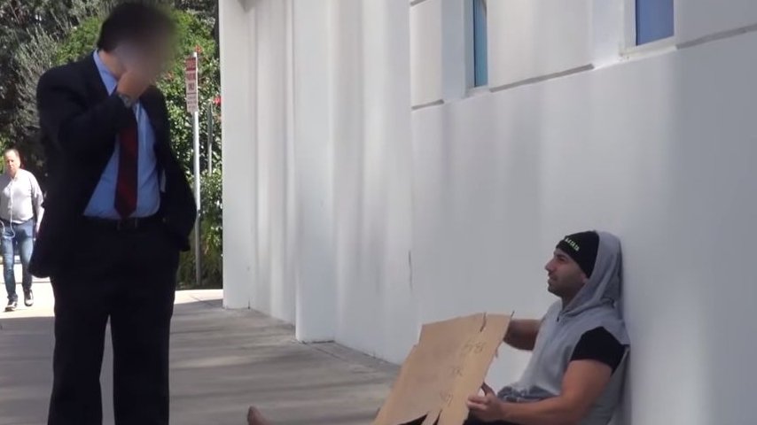 Un cerșetor a început să ofere bani pe stradă, iar totul a fost filmat. Reacția oamenilor e halucinantă. Clipul a devenit viral în scurt timp - VIDEO