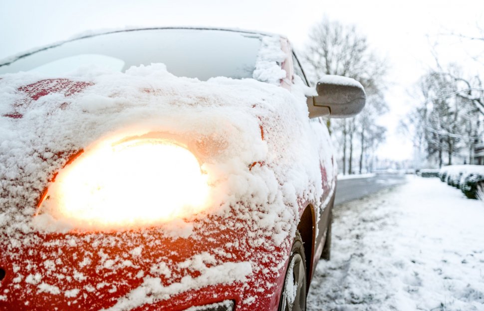Greșeală comisă de mulți șoferi iarna. Ce trebuie să faci de fiecare dată când parchezi mașina