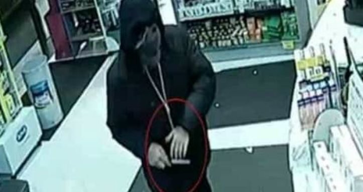 Jaf armat într-o farmacie din Brăila! Un bărbat mascat a amenintat angajatele cu un cuţit şi a furat 1.500 de lei 