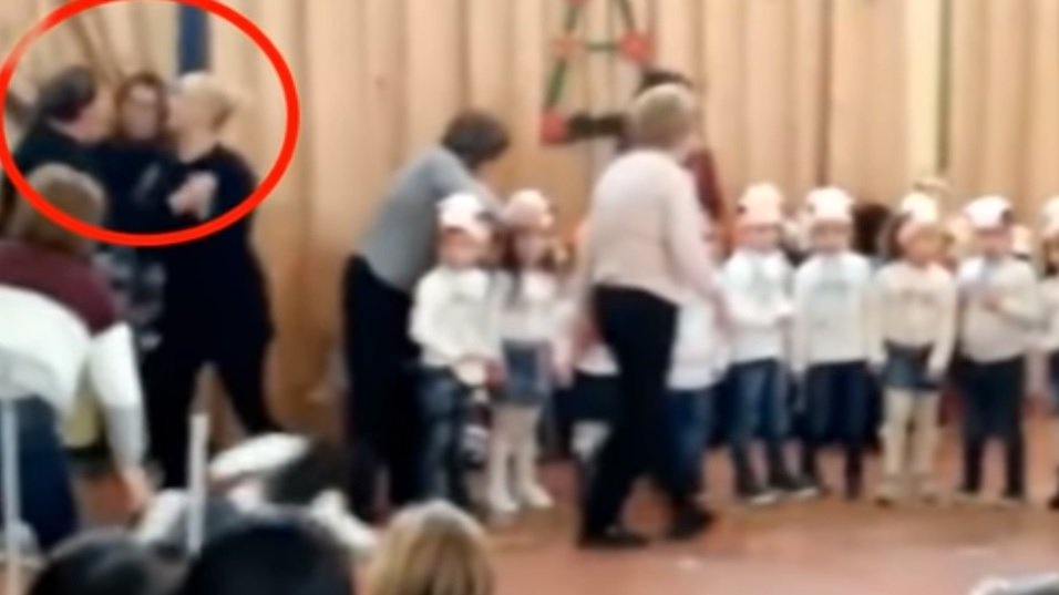 Bătaie între părinți la serbarea de Crăciun a copiiilor. Cei mici au izbucnit în lacrimi - VIDEO