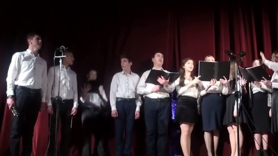 Gestul șocant făcut de colegii unui cântăreț, după ce acesta s-a prăbușit pe scenă, în timpul concertului - VIDEO