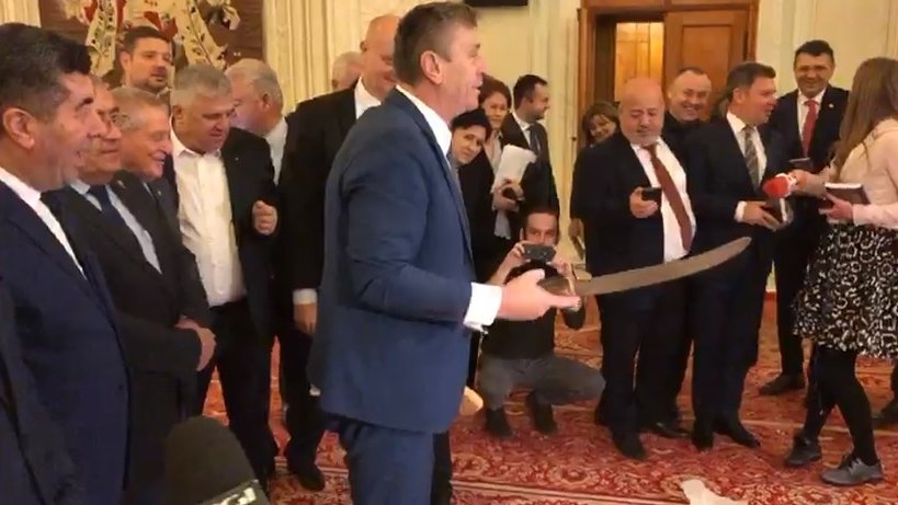 Imagini incredibile! Un deputat PNL, cu maceta și cu cozonacul în Parlament - VIDEO