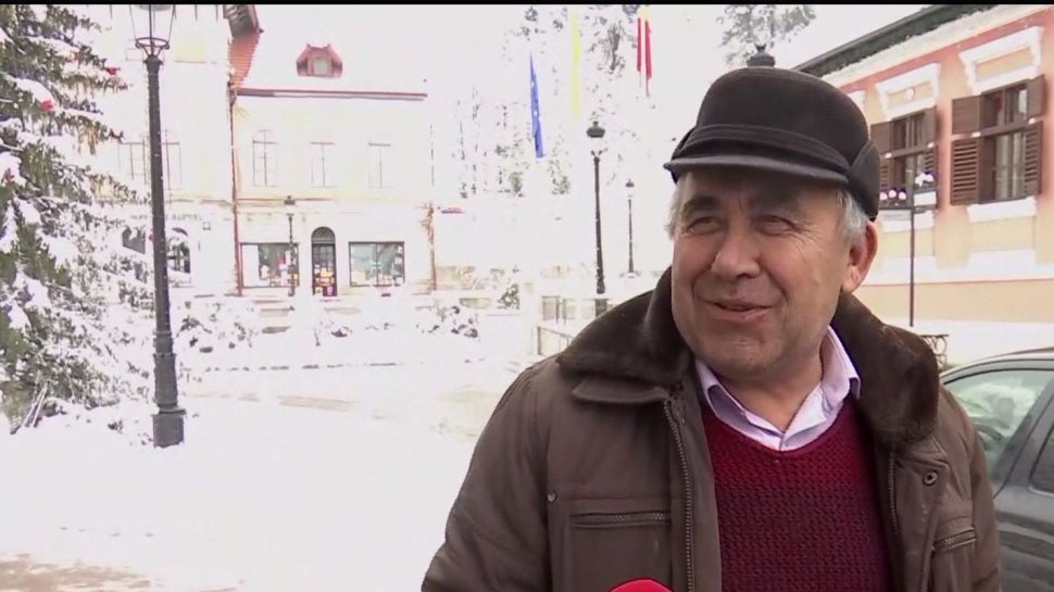 Scenă amuzantă la Primăria Râşnov. Un bărbat a vrut să-şi plătească taxele cu un porc