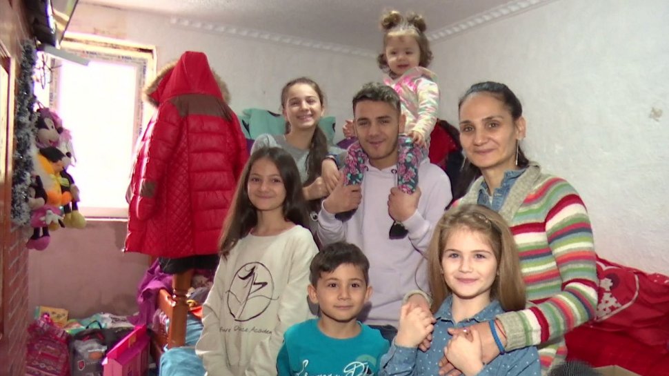 Ajutoarele lui Moş Crăciun, în vizită la o familie cu nouă copii din Capitală