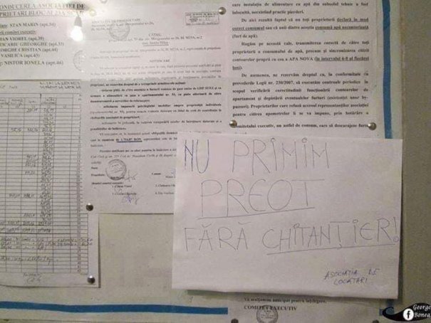 Mesajul lăsat la avizier de locatarii unui bloc din Iași pentru preoții care vin să sfințească locuințele de Crăciun! Imaginea a devenit virală