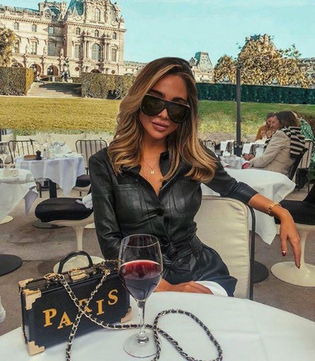 Postase fotografii din recenta sa vacanță în Paris, dar tot internetul râde acum de ea. Ce detalii i-au scăpat tinerei (FOTO) 568056