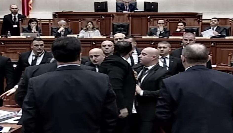 Premierul albanez, atacat cu ouă în Parlament VIDEO