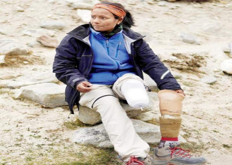 Povestea primei femei fără un picior care a ajuns pe Everest. Cu doi ani înainte fusese atacată de hoți și aruncată în fața trenului