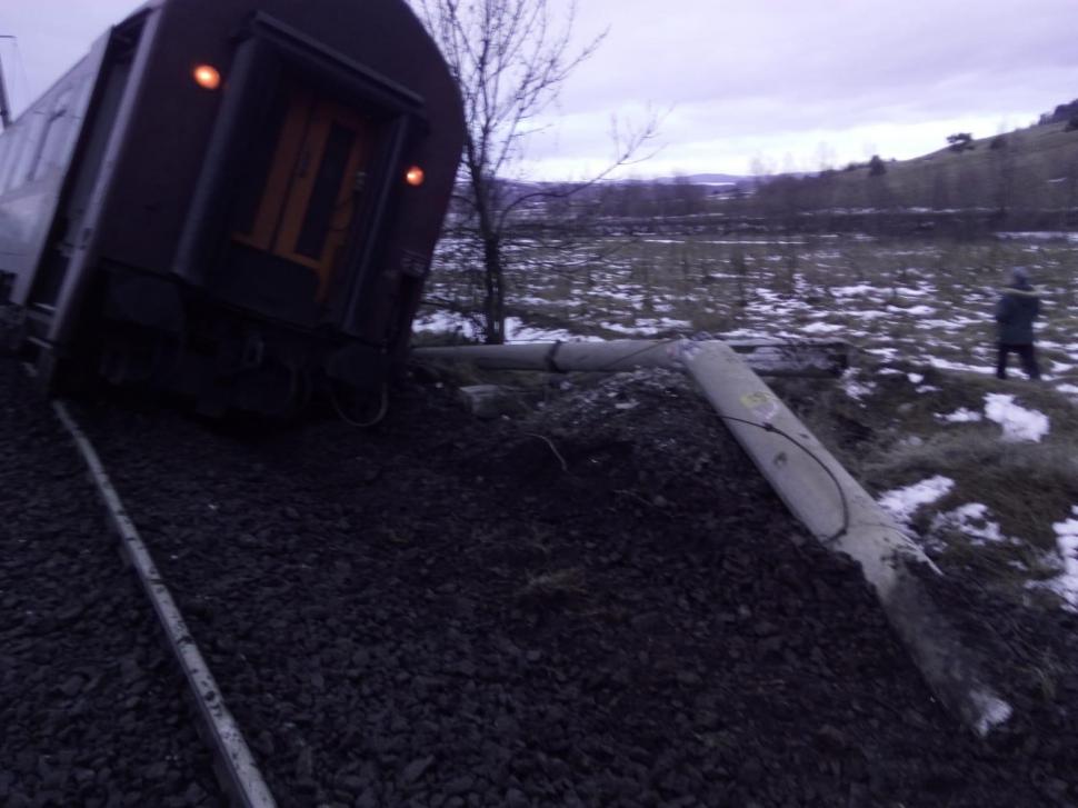 Tren deraiat în județul Hunedoara. Două vagoane cu 20 de pasageri au sărit de pe șine 