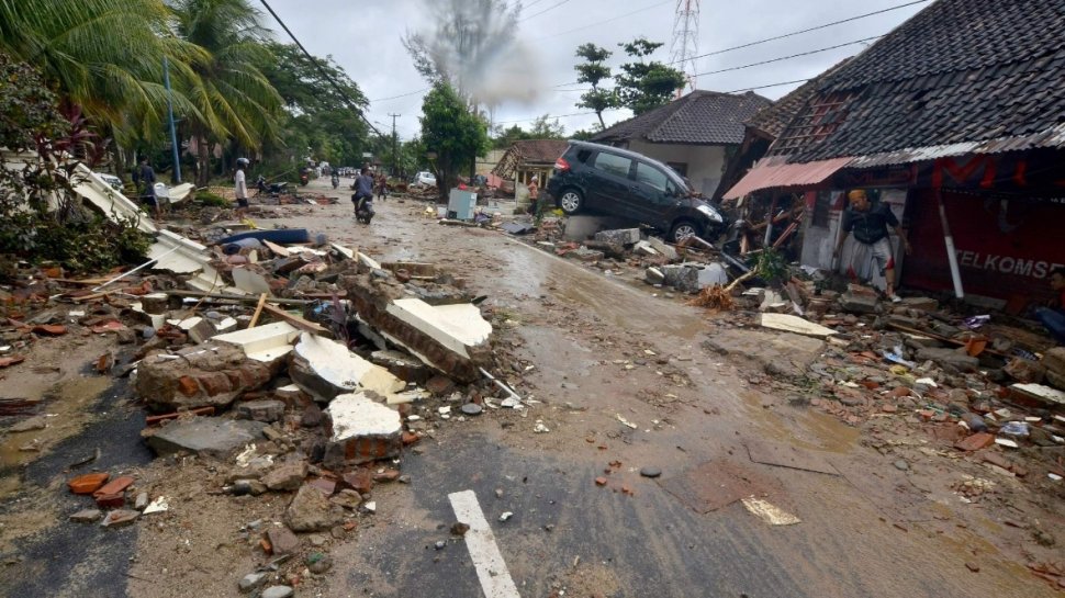 Bilanţul morţilor în urma tsunamiului din Indonezia ajunge la cel puţin 373 de victime