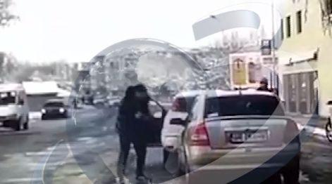 Scene șocante în Giurgiu! Șofer înjunghiat cu o sabie în propria mașină (VIDEO)