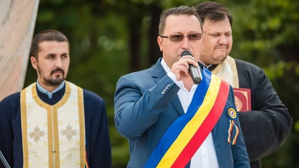 Situație revoltătoare în Târgoviște. Un primar a fost jignit de un preot pentru că a primit colindători neagreaţi de BOR 