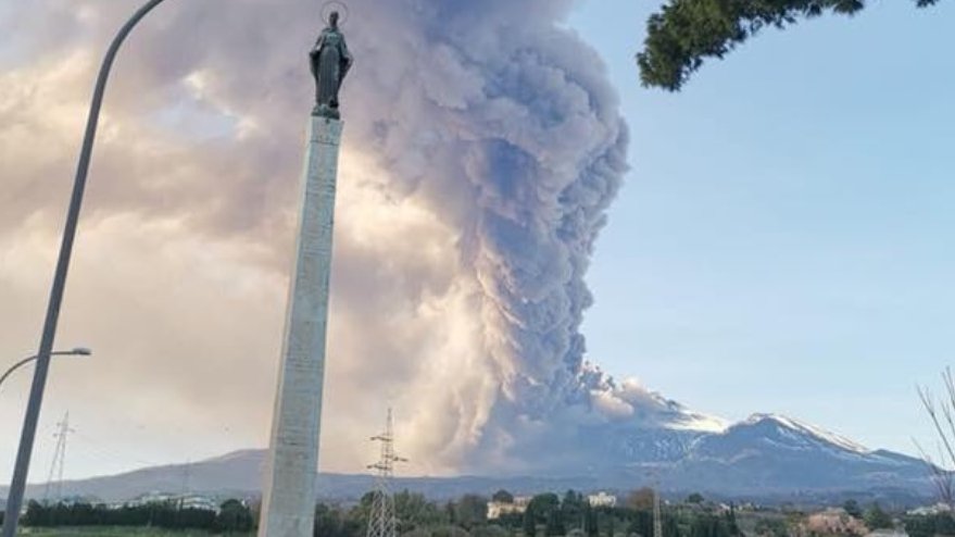 Vulcanul Etna a erupt din nou, după o serie de seisme. Traficul aerian perturbat - VIDEO
