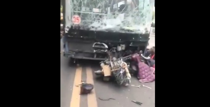 A intrat cu un autobuz în mulțime, în China. Atac soldat cu 5 morți și 21 de răniți