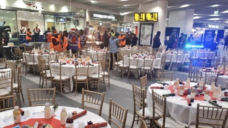 De Crăciun, o stație de metrou a fost transformată în sală de mese pentru oamenii fără adăpost