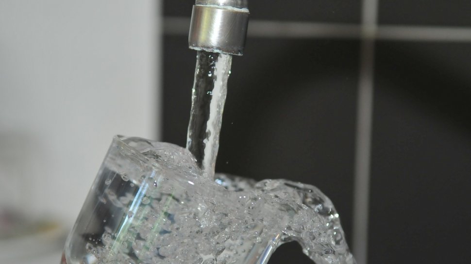 Restaurantele ar putea fi obligate prin lege să dea gratis clienților apă de la robinet