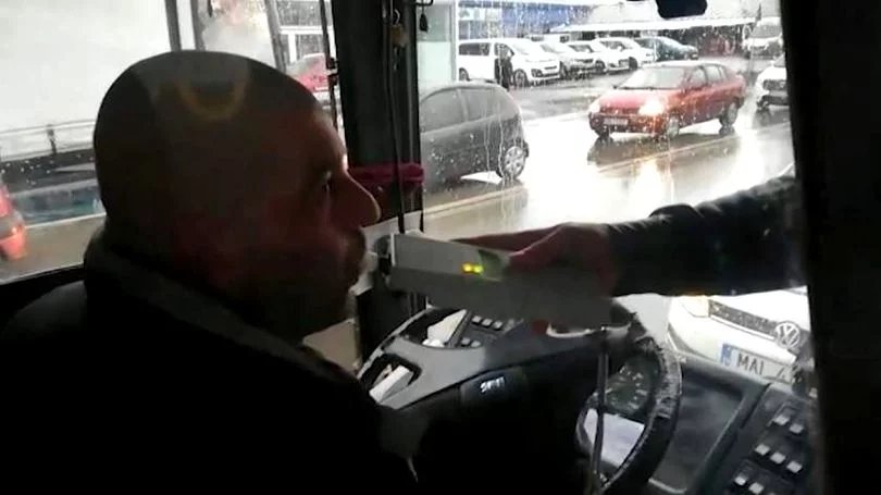 Un șofer de autobuz din Brăila s-a urcat beat la volan. A fost la un pas de a produce un accident îngrozitor