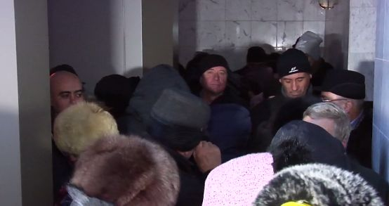 Sute de pensionari din Galați, la cozi uriașe ca să prindă bilete pentru Revelion