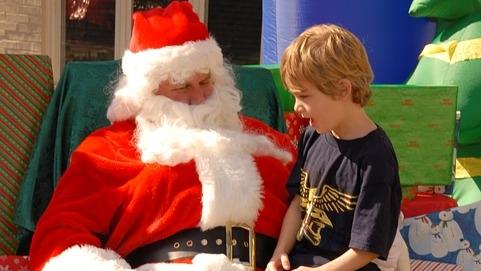 Un copil nemulțumit de cadourile primite a chemat Poliția să-l aresteze pe Moș Crăciun. Ce s-a întâmplat când ofiţerii de poliţie au sosit la locuinţa băieţelului