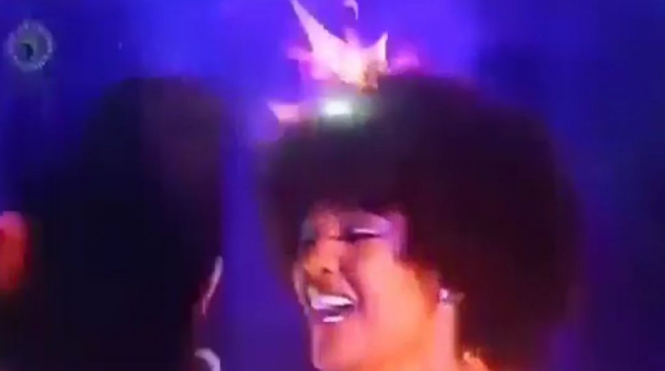 Panică totală în finala unui concurs de Miss. Părul câștigătoarei a luat foc pe scenă (VIDEO)