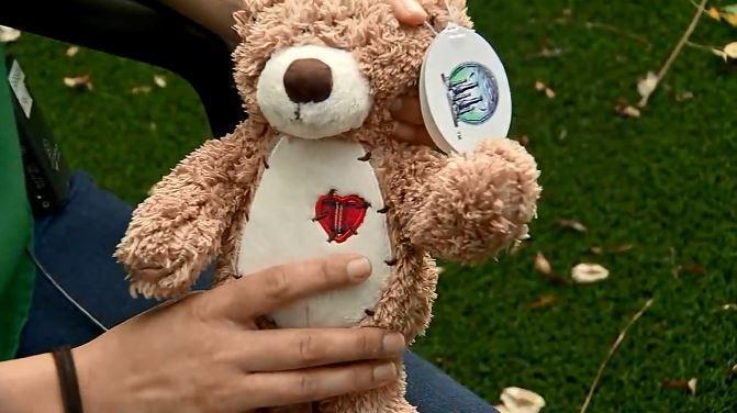 A primit cadou un ursuleț de Secret Santa. După două săptămâni, femeia a făcut o descoperire șocantă în interiorul animăluțului de pluș 569710