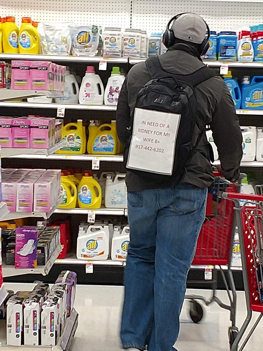 S-a dus în supermarket, când a văzut în fața ei un bărbat. I s-a părut ceva ciudat și s-a apropiat. A scos telefonul și a făcut o poză. Când a ajuns acasă a distribuit imaginea pe Twitter (FOTO) 569723