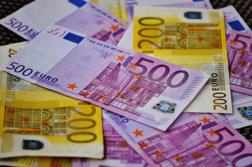 CURS VALUTAR. Euro a crescut spre pragul de 4,67 lei. Aurul, la cel mai ridicat nivel din ultimele şase luni
